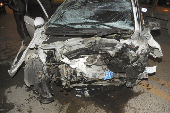 徐州长城迎面撞奥迪双双变形 4人受伤