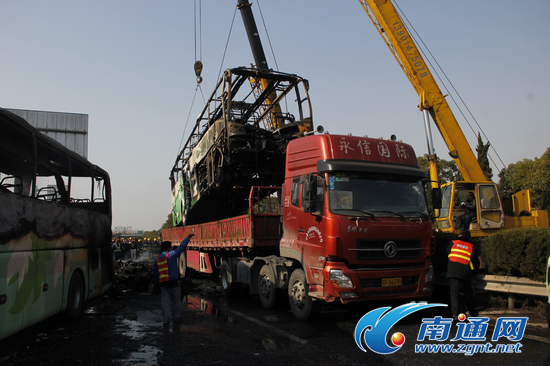 宁通高速4车相撞 致1如皋教师遇难18人受伤