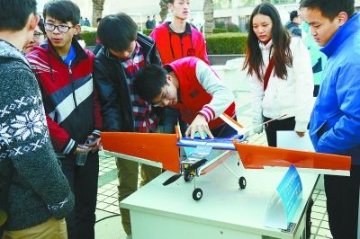 无人机表演亮相南京大学生创意·创业文化节
