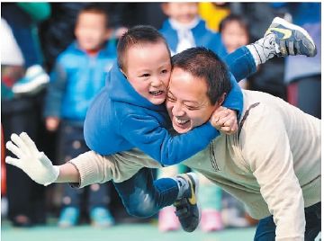 南京一幼儿园举办亲子运动会 家长全力以赴