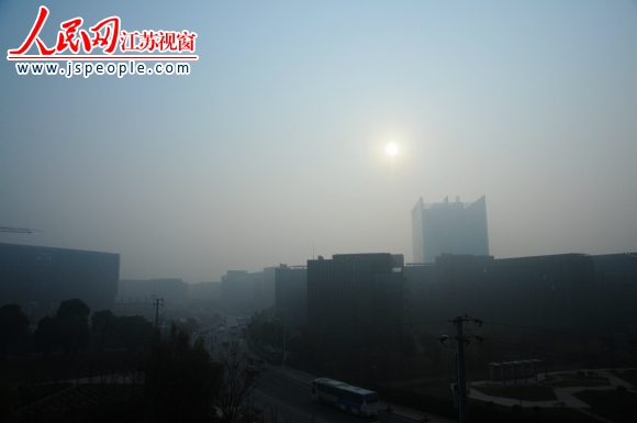 南京4日发布霾橙色预警 PM2.5几近爆表