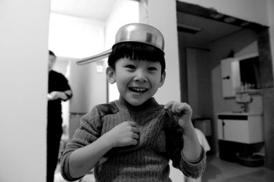 李克强所看望棚改光屁股小孩家迁入新居_江