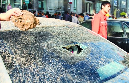 郑州管道爆裂:路面被冲开 烟气漫30层高楼 现场