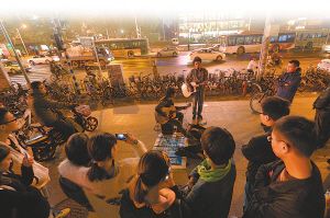 南京流浪歌手为寻找音乐梦想街头弹唱10年