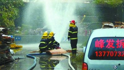 南京虎踞路燃气泄漏 居民被紧急疏散
