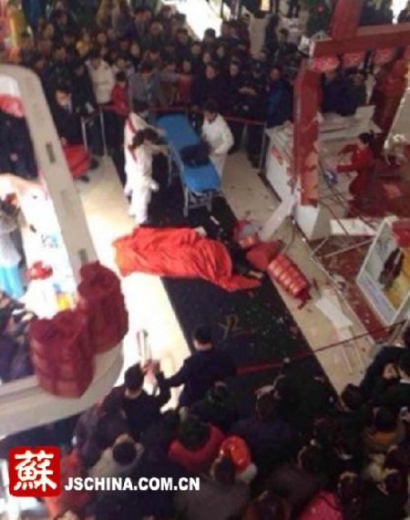 徐州一男子商场跳楼<em>自杀</em> 疑因<em>女友</em>购物太贵_江