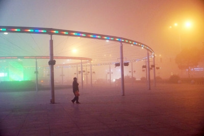 夜雾下扬州:部分高速封闭 跳广场舞人群不见