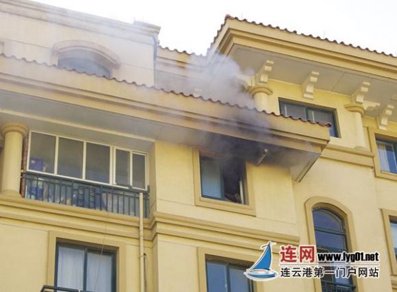 连云港海州一民宅厨房起火 引发天然气爆燃