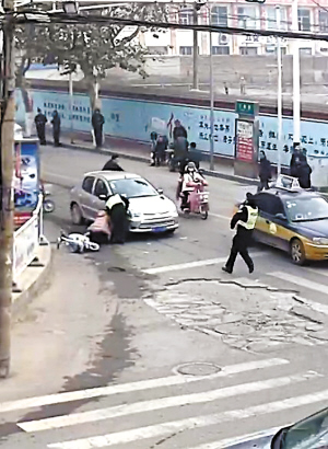 徐州邳州4岁女童跌落电动车 被碾轿车轮下