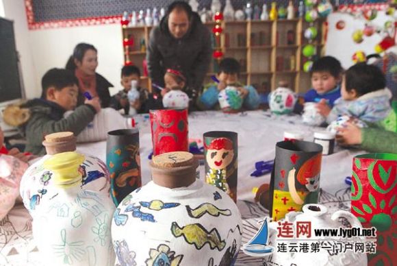 连云港一幼儿园孩子自制彩绘瓶互赠圣诞礼物
