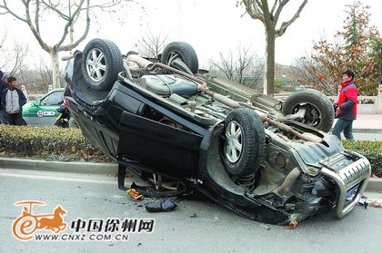 徐州汉桥附近4车连环撞 SUV四轮朝天难翻身