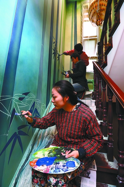 南京女大学生回乡创业 4人做墙绘月入10万元
