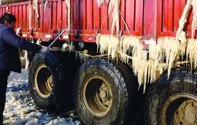 连云港大货车被冻爆 水凝冰锥半米多长