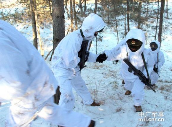 沈阳军区某装甲旅冬季拉练:雪地伪装穿山林