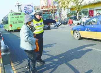 翻越护栏被挂住 1389079426_5845.jpg