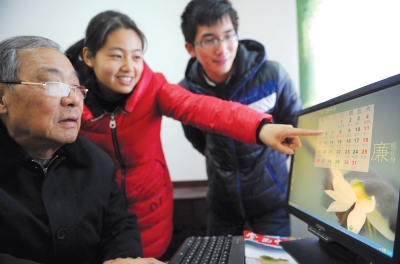响应贺卡禁令 扬州大学生村官制作电子台历