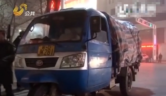 一家12口乘农用三轮车从天津回安徽过年