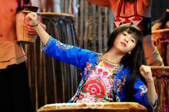 小彩旗央视春晚连轴转4小时破纪录 马年必火