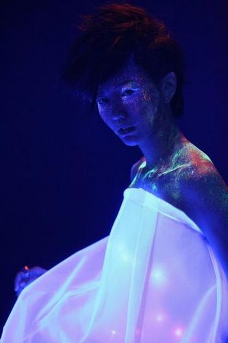 孙燕姿新歌MV化身女特务秀特技险被钢丝勒死_江