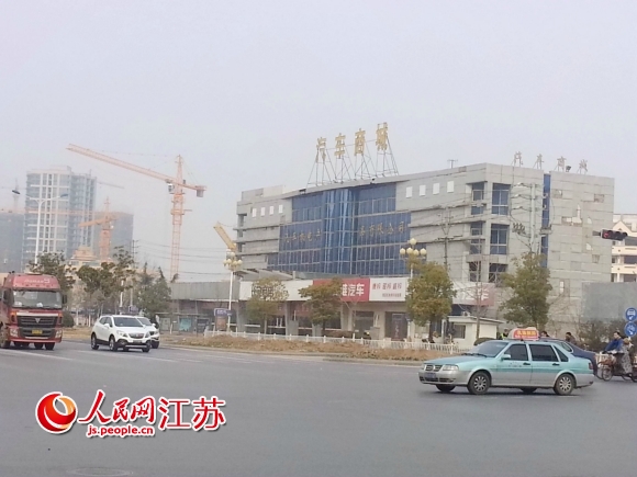 位于江苏省淮安市翔宇大道与深圳路交汇处的汽车商城,如今陷入