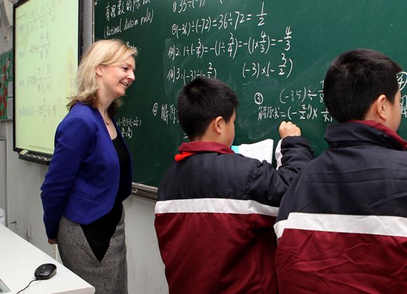 英国教育副部长在上海取经数学教育
