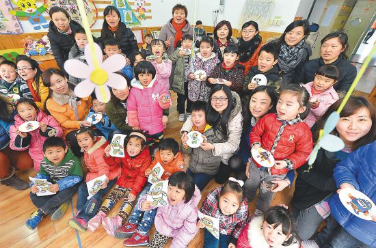 南京一幼儿园办亲子课孩子自制礼物送妈妈