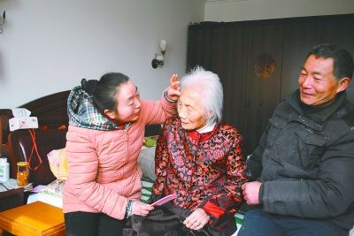 盐城6旬女子侍奉2个百岁婆婆 和睦过了36年