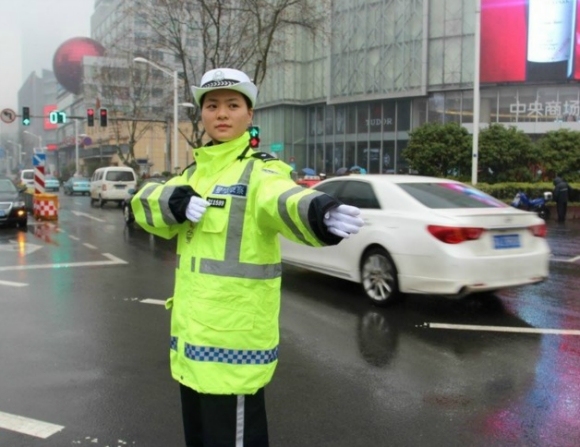 南京交警身着新式雨衣执勤 驾车人一目了然