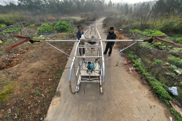 湖南农民自制直升机 摩托引擎提供动力