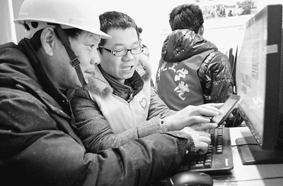人民日报:江大学生指导农民工使用智能手机