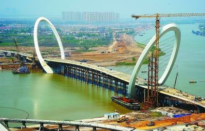 南京青奥文化体育公园步行桥主塔已落成