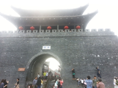 游客争相攀爬扬州东关城楼城墙 破坏文物
