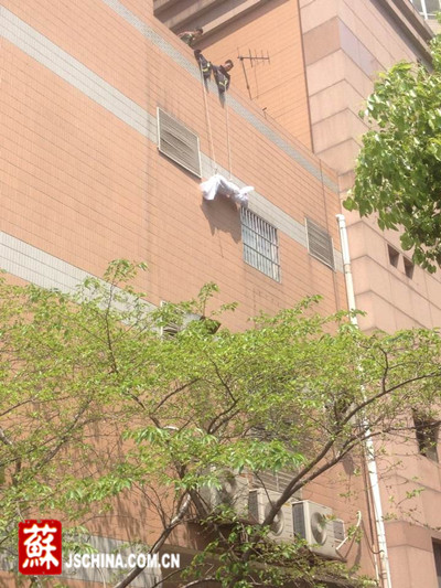 南京中山南路华美大厦一19岁女子跳楼身亡