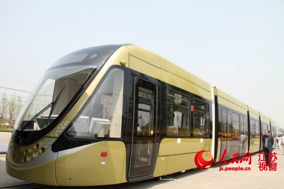 国内首个100%低地板现代有轨电车在南京下线