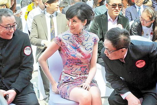女主播沈星北京参加活动 身着旗袍风韵迷人