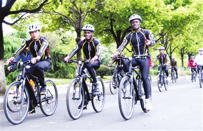昆山举办自行车骑行活动 15外籍留学生参加_江苏视窗_人民网