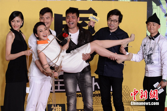 闫妮遭仨男星<em>捆绑</em>高举 自曝常去耿乐家喝酒_江