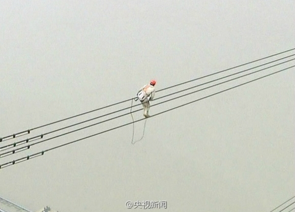 南京电工超高压电线上 走钢丝 跨越长江