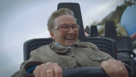 美国78岁老妇坐过山车狂笑被赞 女汉子 盘全球