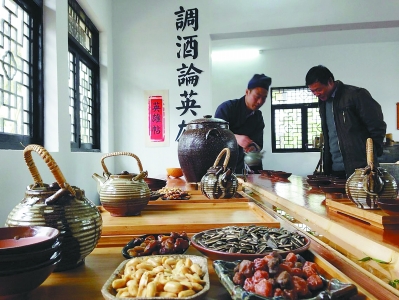 南京江宁土特产超市开张 游客能亲手酿米酒