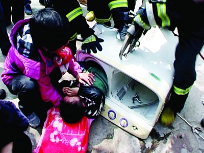 南京两岁男孩爬进洗衣机卡住 消防员将其救出