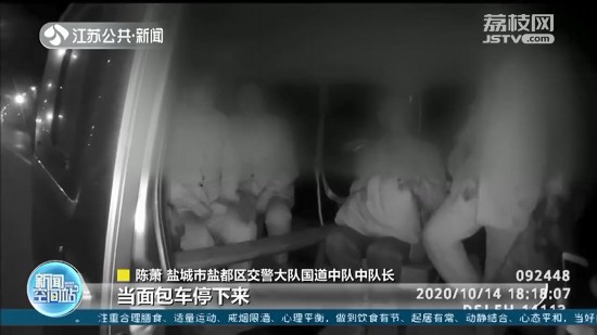 鹽城：危險！6座面包車塞進20人 所有座椅全部拆除