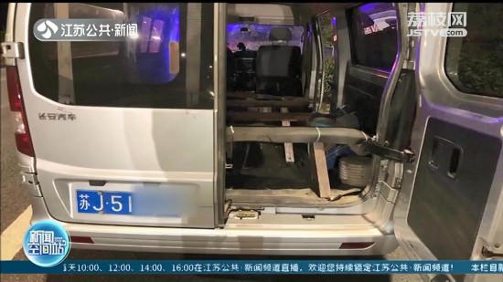 鹽城：危險！6座面包車塞進20人 所有座椅全部拆除