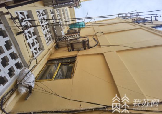 安博体育官网南京江北新区一住民楼现多处裂痕多部分参与查询拜访(图5)