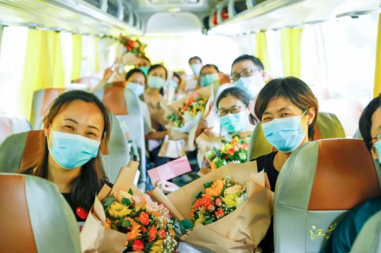 8月13日，志愿者欢送来自无锡的302名医护人员，感谢他们这20天支援江宁抗疫工作。南报融媒体记者 冯�M 摄