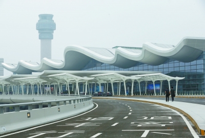 随着禄口国际机场双航站楼同时运行，南京的民航国际运输能力显著提升。图为去年7月，“阔别”6年的禄口国际机场T1航站楼正式投用，T1、T2“双楼合璧”。 通讯员 吕妍 南报融媒体记者 徐琦摄 