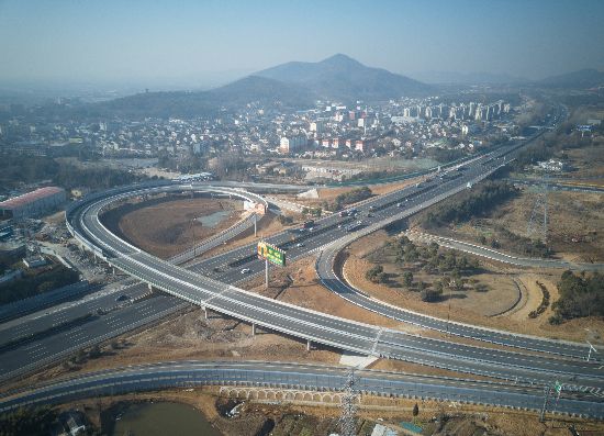 滬蓉高速公路湯山互通擔負著南京市域通勤交通和過境交通轉換的重要任務，也是紫東地區對外重要樞紐。 南報融媒體記者 徐琦攝 