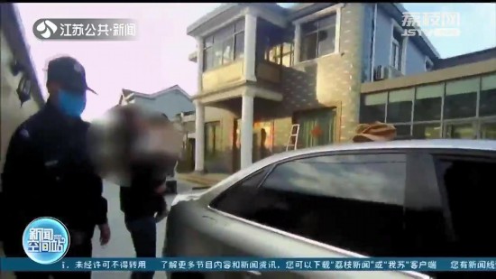 扬州一幼童反锁车内 民警破窗救人 提醒：大人离开车辆务必将孩子一起带出
