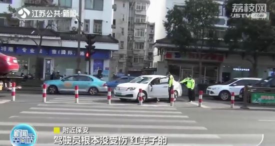 扬州：轿车侧翻众人合力抬车救人 司机毫发无伤