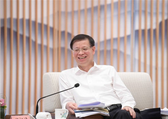 江苏省委副书记、省长许昆林在座谈会上讲话。